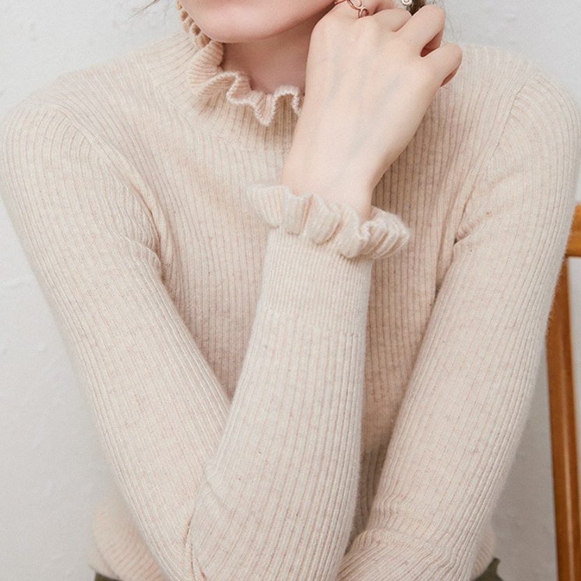 Pull Col Montant Femme Maille Côtelée à Volants – Coupe Ajustée Manches Longues | Élégance d'Hiver