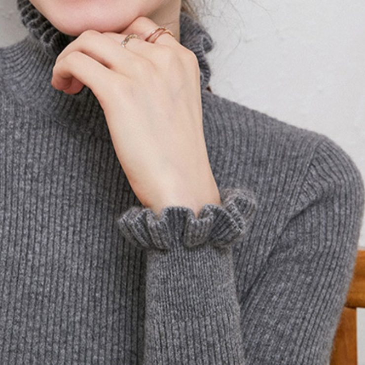 Pull Col Montant Femme Maille Côtelée à Volants – Coupe Ajustée Manches Longues | Élégance d'Hiver