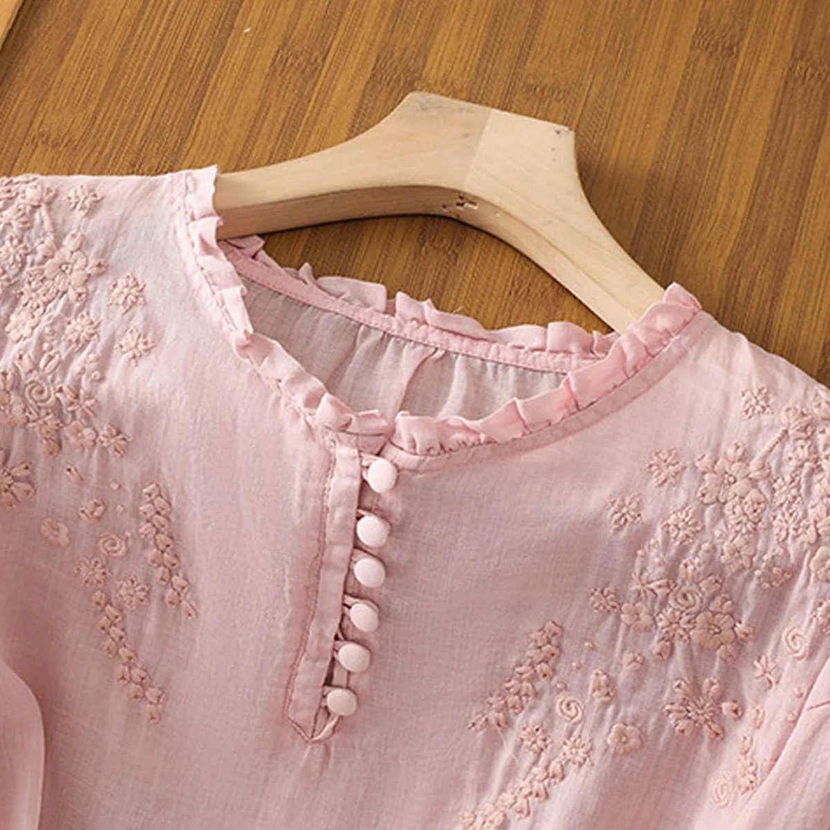 Blouse Femme Bohème Broderies Florales – Col Volants Manches 3/4 | Look Romantique & Estival