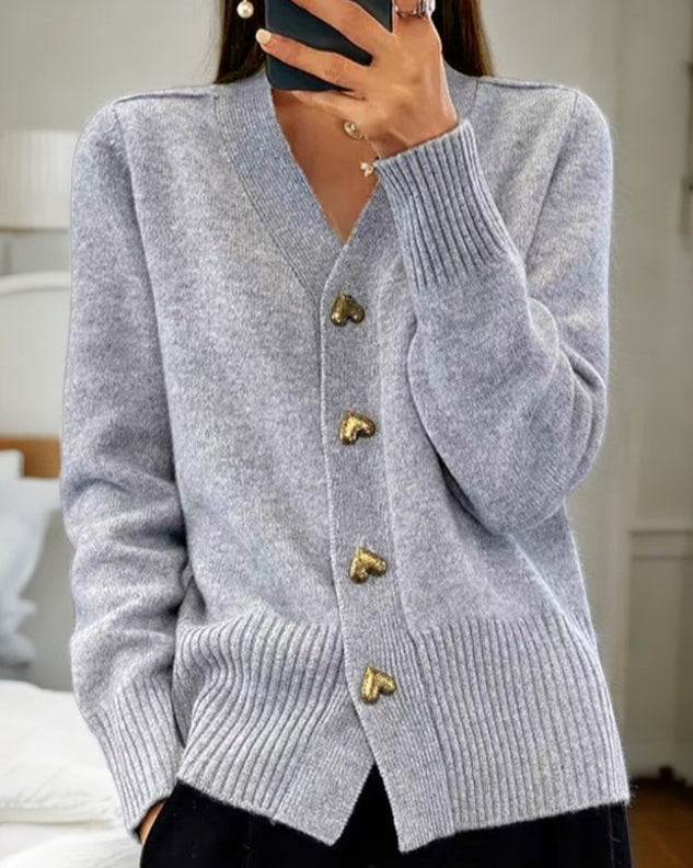 Cardigan Femme Col V Boutons Cœur – Détail Côtelé Manches Longues | Douceur & Féminité