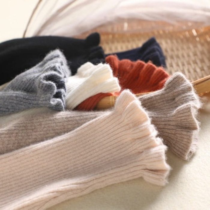 Pull Col Montant Femme Maille Côtelée à Volants – Coupe Ajustée Manches Longues | Élégance d'Hiver